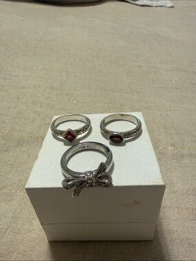Silver Bow Accent Ring with Garnet-Colored Stones - Unbranded
